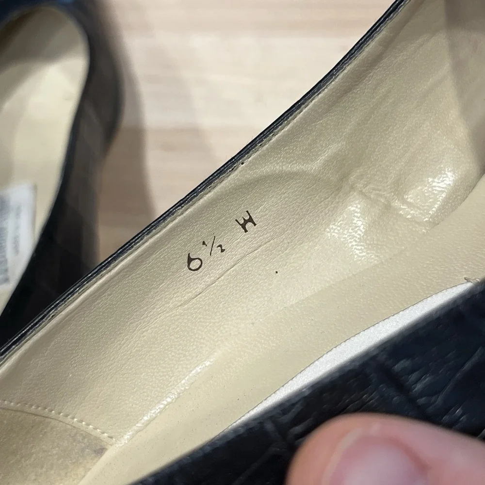 Etienne Aigner Black Textured Leather Classic Design Heels, Women's Size 6.5 W - Picture 4 of 8